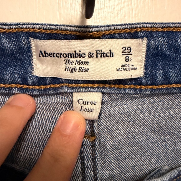 Abercrombie & Fitch Mom High rise Distressed Jeans - Picture 3 of 8